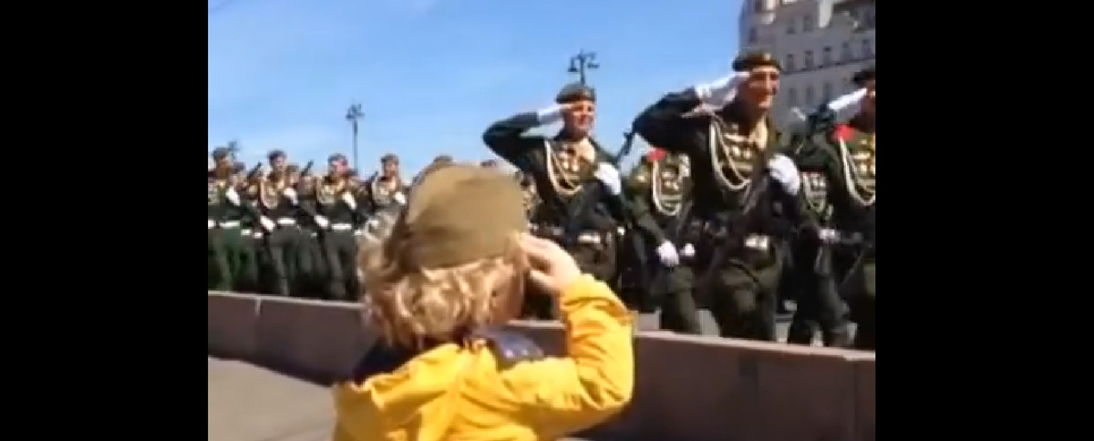 Запад покорил мальчик, которому военные отдавали честь на параде в Москве