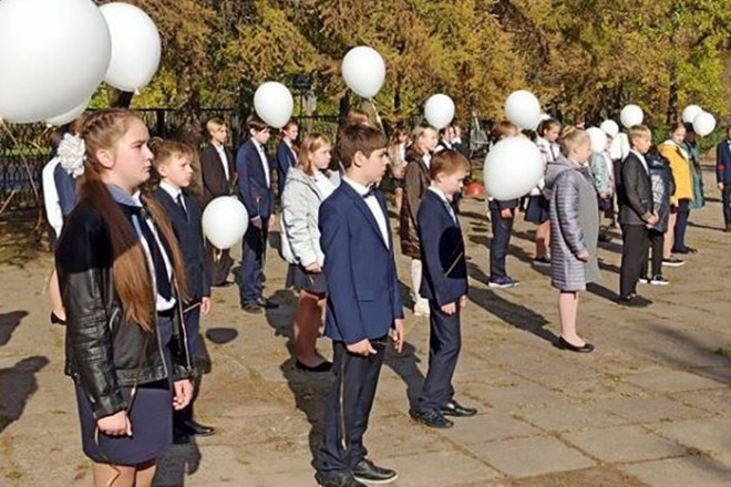 Названа неожиданная версия инцидента с упавшими в обморок школьниками