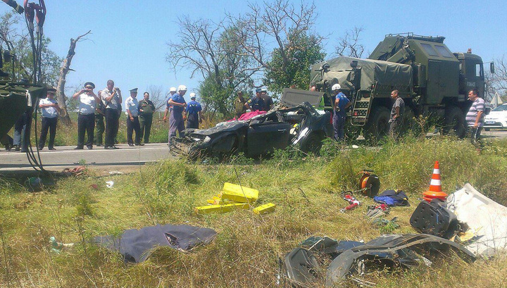 В Крыму БТР раздавил в лепешку автомобиль Ford. Наш курорт готов к обороне