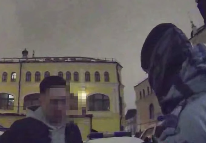 В Москве парень случайно выронил пакет с наркотиками на глазах полиции | В Москве мужчина достал пакет с кокаином прямо перед росгвардейцами