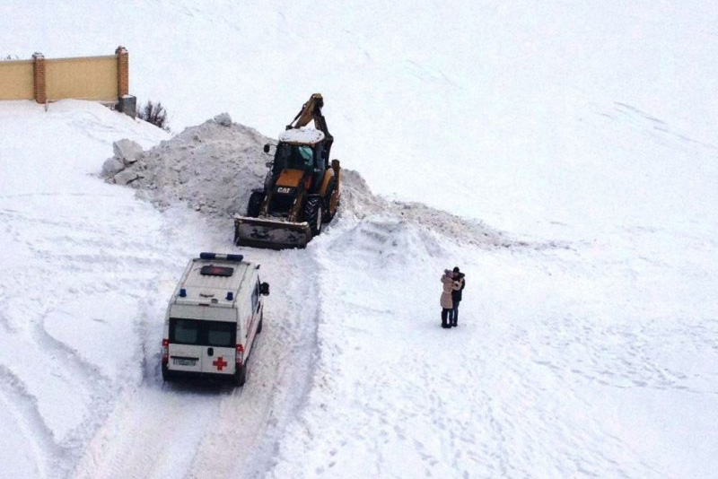 На Урале трактор вывалил на 9-летнего ребёнка огромную кучу снега. "Дети там подкоп сделали"