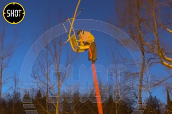 В Подмосковье на горнолыжном курорте с подъёмника сорвались 2 человека