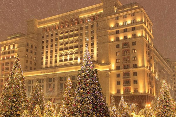 В Москве неизвестный "заминировал" отель, где жил Такер Карлсон 