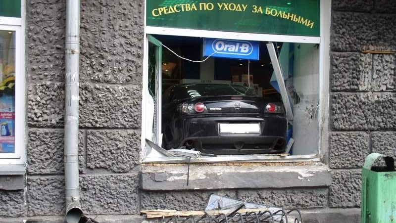 Под Москвой 88-летняя пенсионерка на спорткаре протаранила аптеку