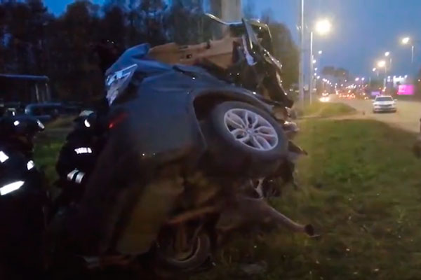 Лихач на родительском BMW врезался в столб и погиб вместе с друзьями — видео