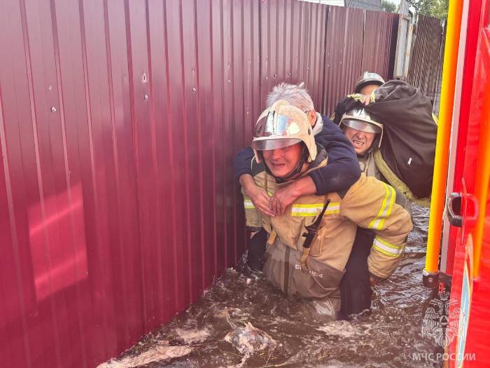 После паводка в Красноярском крае вода осталась в домах и не уходит: затопило около 300 строений | Жители Красноярского края пожаловались на затопленные дома