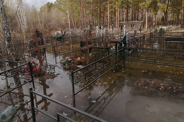 Тревога в Челябинске: угроза талых вод для водохранилища и могил | В Челябинске вода с кладбища может попасть в водохранилище