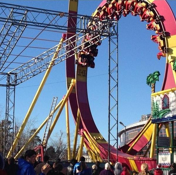 Четыре человека застряли вниз головой на аттракционе на ВДНХ