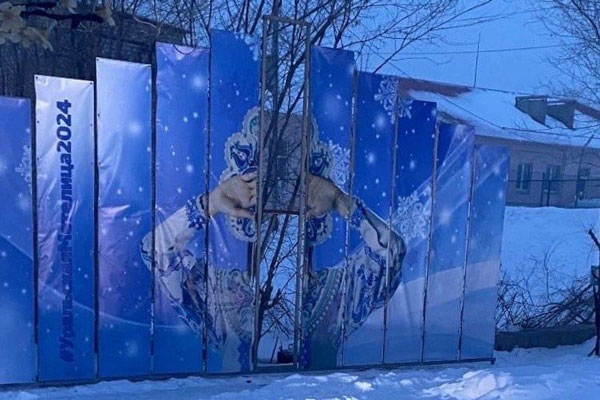 Челябинские власти извинились за порноснегурочку и поменяли Сашу Грей на украинскую модель, а потом сняли баннер