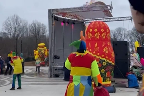 В Ленобласти сцена чуть не придавила детей на масленичных гуляниях