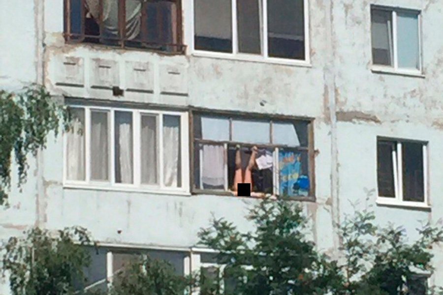 В Тюмени в окне «засветилась» голая любительница загара. ФОТО