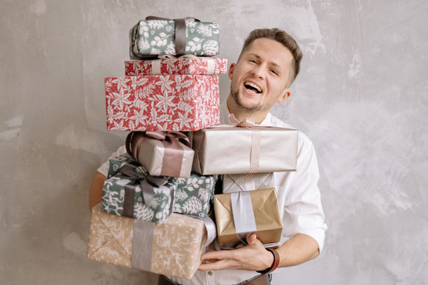 Чаще всего на 23 февраля россиянки дарят подарки мужьям и сыновьям