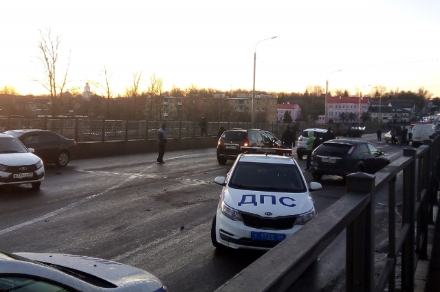 Около 20 машин столкнулись на мосту в Тверской области
