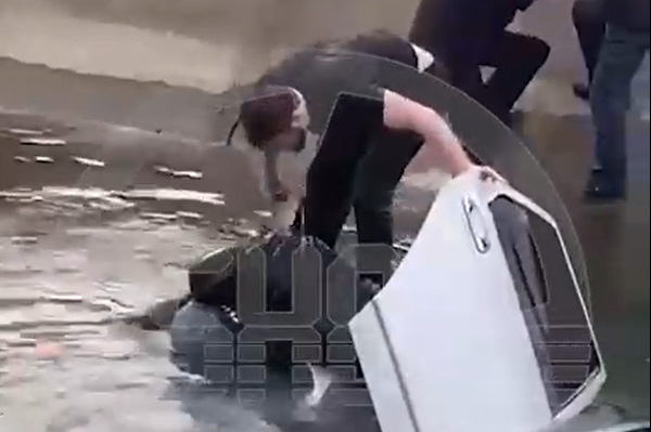 В Махачкале машина с детьми-спортсменами съехала в канал