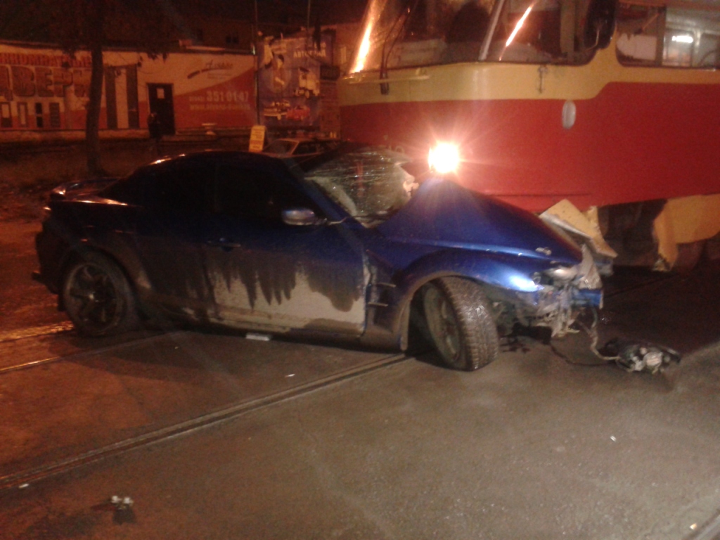 Полиция Екатеринбурга проводит проверку по факту ДТП с участием трамвая и автомашины "Мазда"