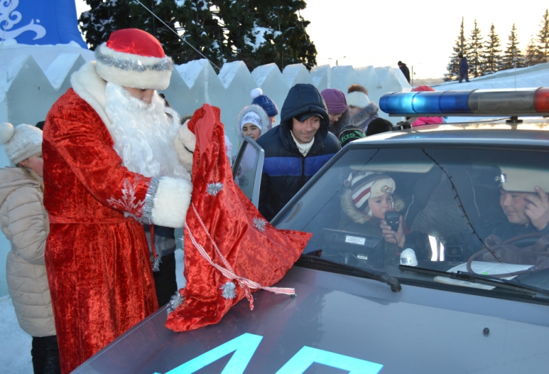 В Гае полицейский Дед Мороз поздравил детей и взрослых с праздником