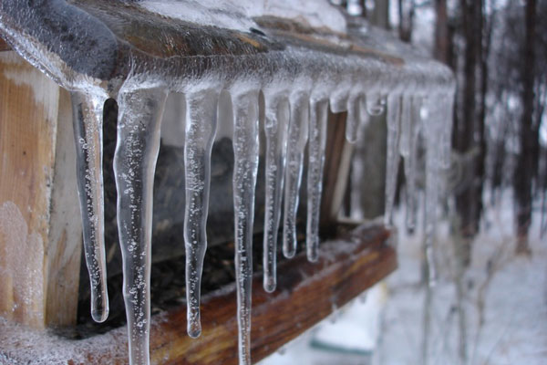 В Москве сосулька упала на годовалую девочку с крыши 8-этажного дома