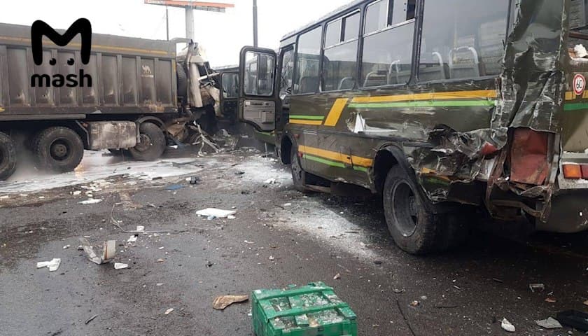 В Подмосковье самосвал протаранил колонну военных автобусов
