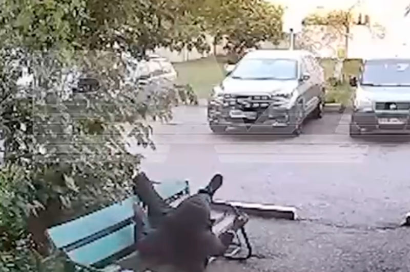 Удивительное происшествие в Башкортостане: мужчина упал с третьего этажа, встал и ушёл. Видео | В Башкирии мужчина упал с 3 этажа на скамейку и ушёл как ни в чём не бывало