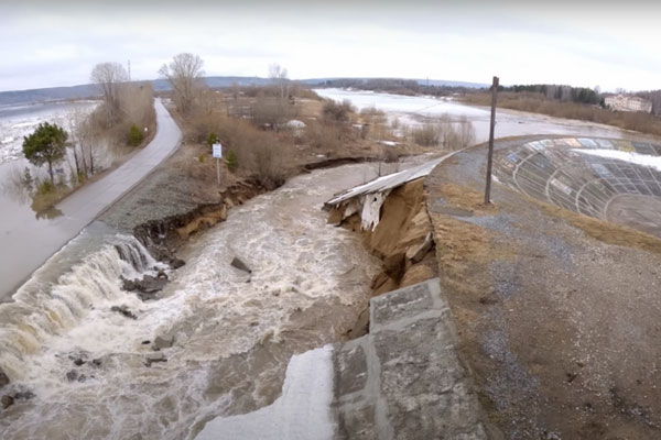 Появилось видео, как томичи гуляют у Коммунального моста, где размыло дамбу | Любопытные жители Томска вопреки запрету выходят на размытый рекой вал