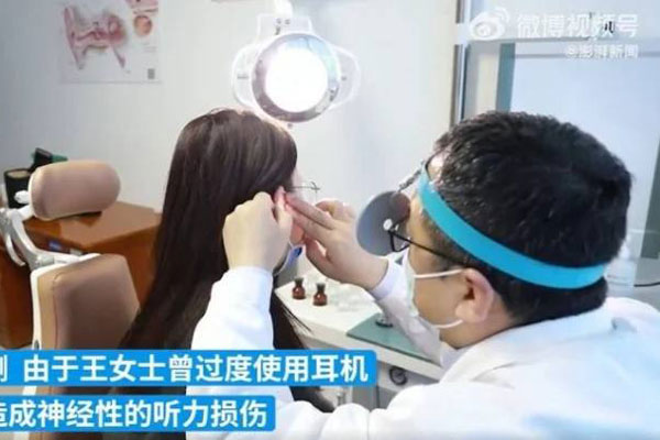 В Китае девушка оглохла из-за того, что два года слушала музыку в наушниках во время сна