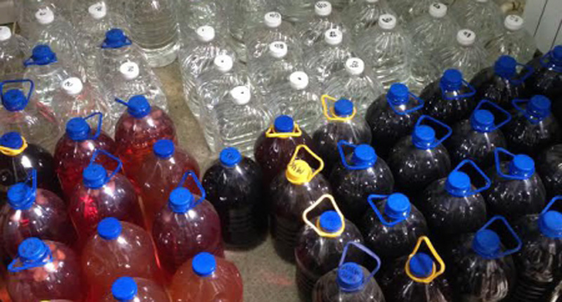 В Ростовской области полицейские изъяли около тысячи литров контрафактного алкоголя