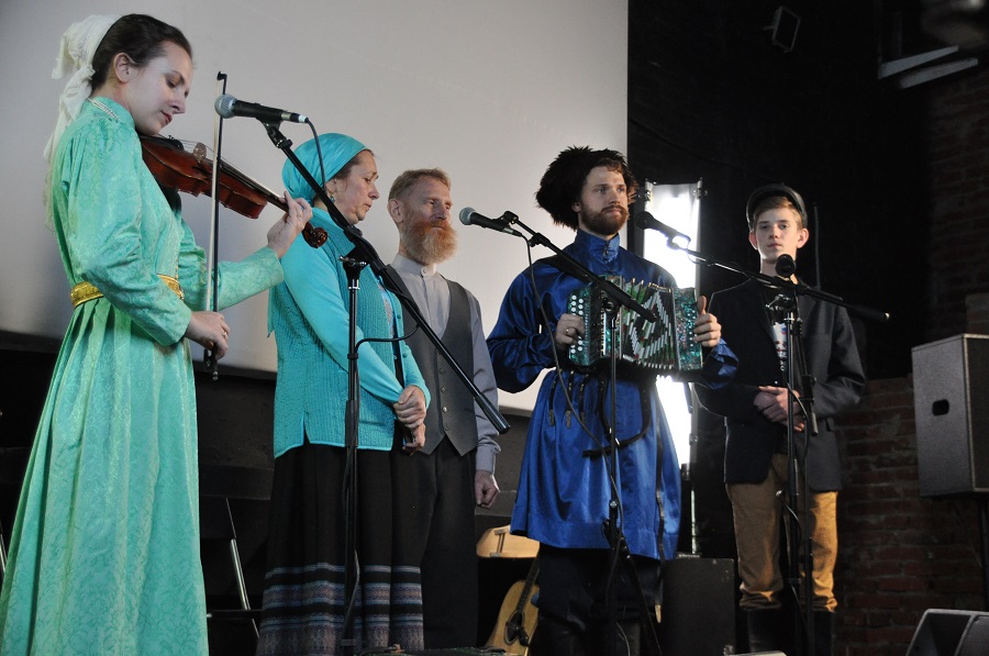 Дети фольклористов – на большой сцене: поют, играют на инструментах и уже выпустили дебютный альбом