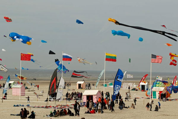 Во Франции автомобиль протаранил толпу людей на фестивале воздушных змеев