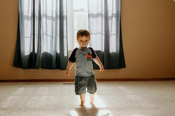 В Красноярске двое подростков спасли малыша от падения из окна