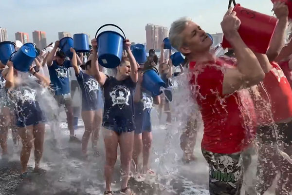 Зимний экстрим: обливание холодной водой в 20-градусный мороз под выступление SHAMAN в Красноярске