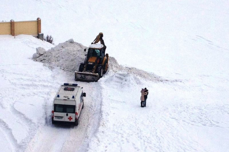 На Среднем Урале умерла девочка, на которую трактор высыпал гору снега