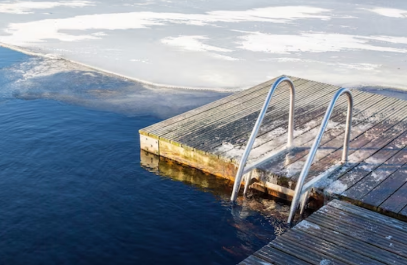 В Магадане мужчина заживо утопил в проруби свидетельницу двойного убийства в наркопритоне