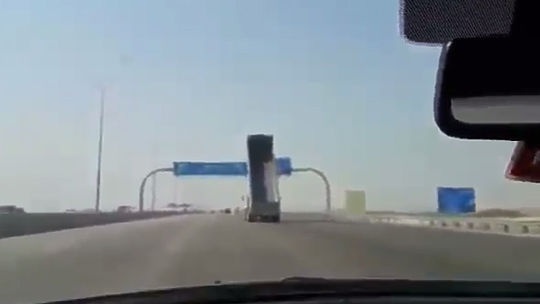 Видео самой нелепой аварии набирает просмотры по всему миру