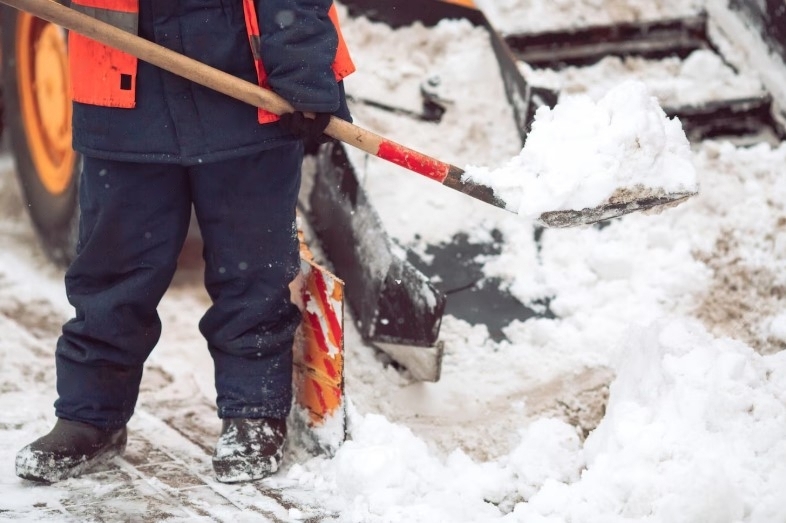 В Новосибирской области из-за снегопадов дорожники переведены на круглосуточную работу | В Новосибирской области выпало 13% месячной нормы снега за сутки