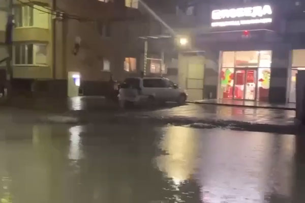 Жители поселка в Краснодаре бьют тревогу: годами живут в условиях бездорожья и луж, затрудняющих передвижение