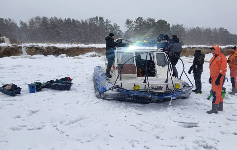 На Новосибирском водохранилище оторвало льдину с 13 рыбаками: их спасли | В Новосибирской области спасли 13 рыбаков, унесённых на льдине