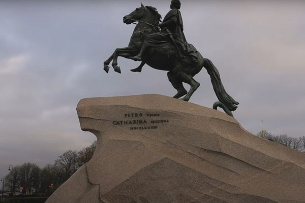 В Петербурге задержан помочившийся на Медного всадника юноша