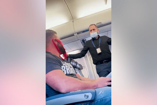 Американца высадили из самолета, потому что он надел женское нижнее белье на лицо вместо маски