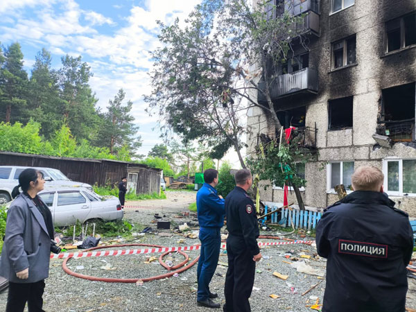 Два человека погибли и ещё семь пострадали во время взрыва в жилой многоэтажке Свердловской области | На Урале при взрыве газа погибли два человека, семь пострадали