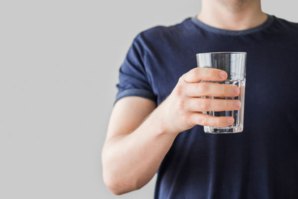 Гастроэнтеролог рассказал, так ли важно пить тёплую воду с утра