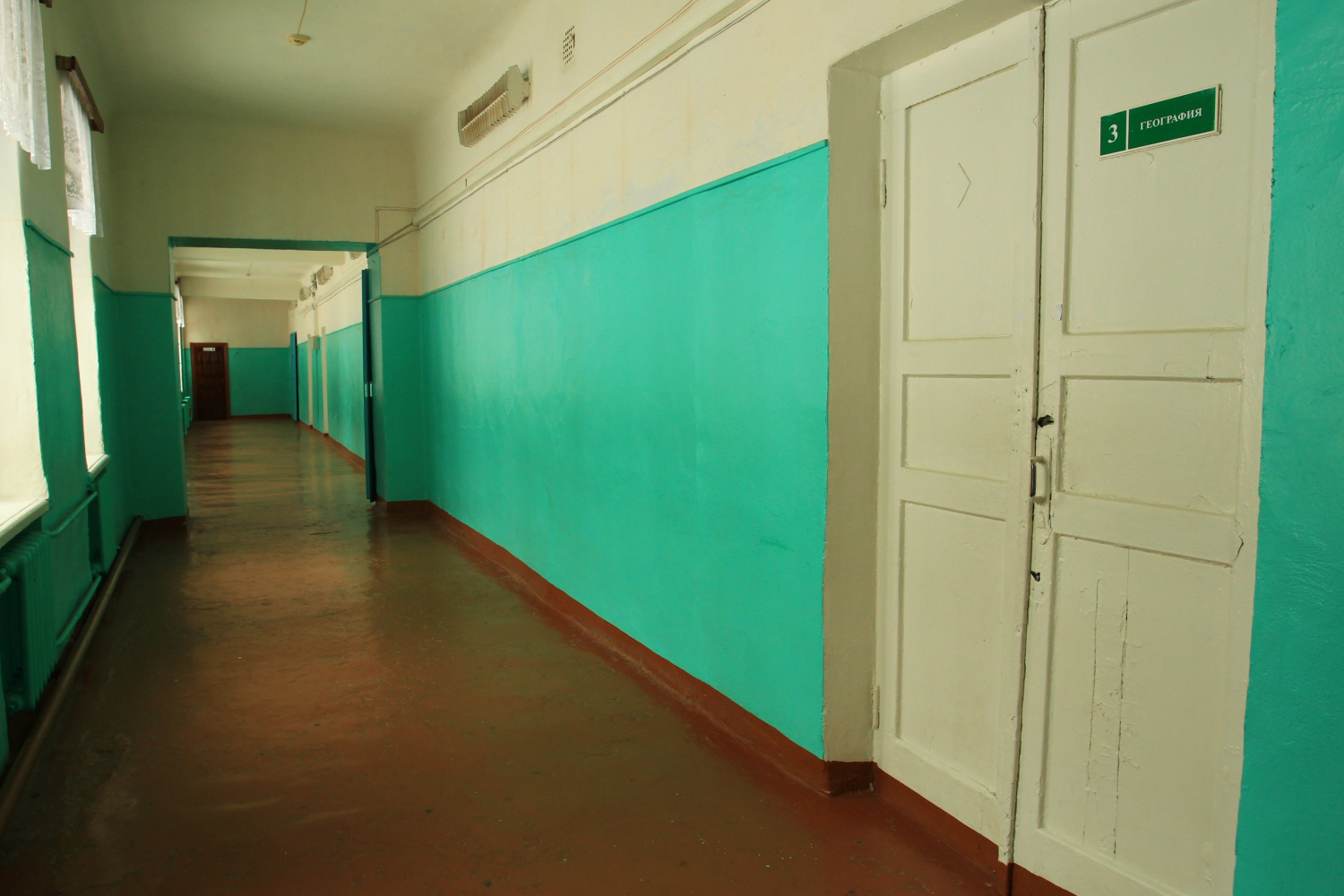 «112»: в Москве во второй за день школе обрушился потолок | Потолок рухнул во второй московской школе за день