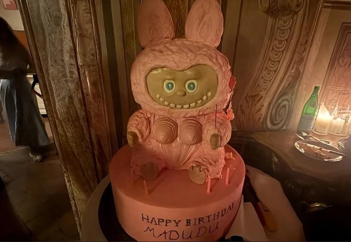 Мадонна показала самую жуткую Лабубу на своем дне рождения | Фанаты сравнили торт Мадонны с кадром из фильма ужасов