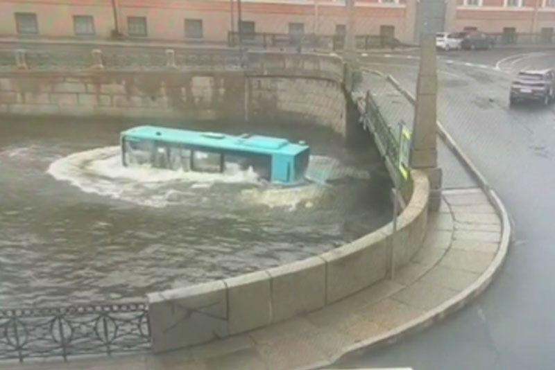 Следком Петербурга сообщил, что число погибших в ДТП на мосту выросло до семи. Видео | Число погибших в ДТП с упавшим в реку автобусом в Петербурге выросло до семи