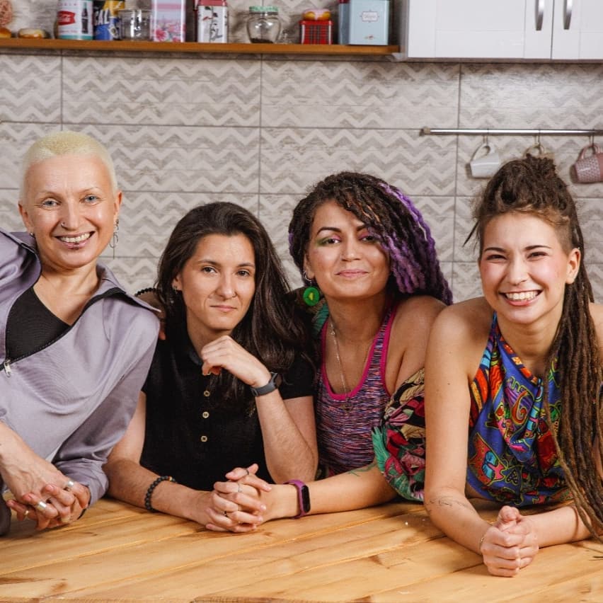 ЛГБТ-семья из рекламы "ВкусВилла" уехала из России