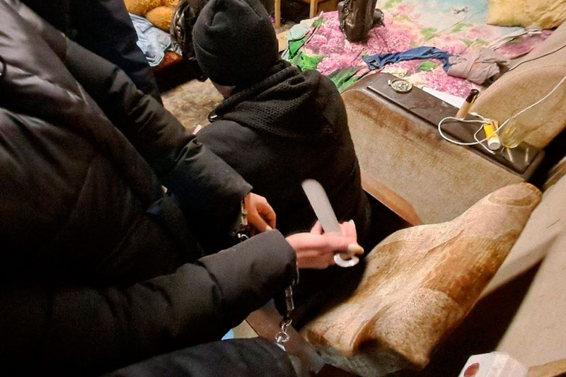 Россиянка зарезала мужчину после извинений за оскорбление во время застолья | На Урале собутыльница заставила мужчину извиниться за оскорбление и зарезала его