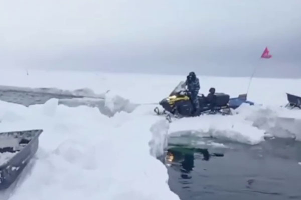 Более 80 рыбаков застряли на оторвавшейся льдине в Охотском море 