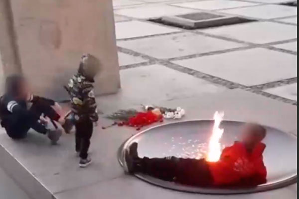 Бастрыкину доложат о подростке, который лег в чашу Вечного огня