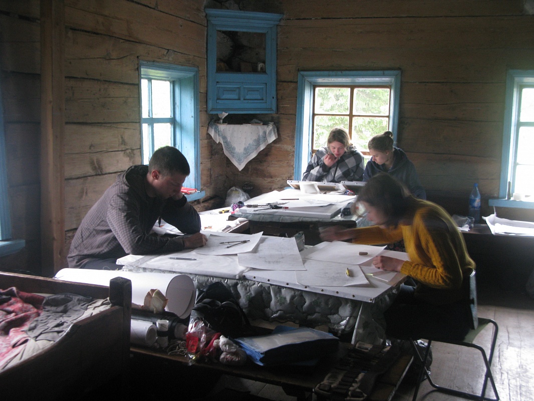 Молодые архитекторы из Москвы учатся на кенозерских памятниках