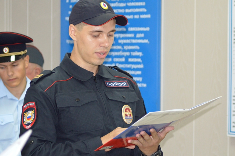 В Иркутске молодые сотрудники полиции присягнули на верность профессии