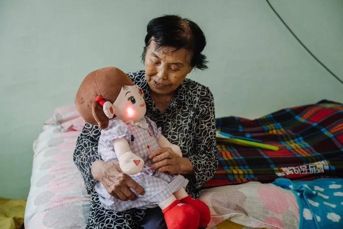 В Корее создали тряпичных кукол-роботов с искусственным интеллектом для помощи пожилым | В Южной Корее придумали кукол с ИИ для помощи пенсионерам